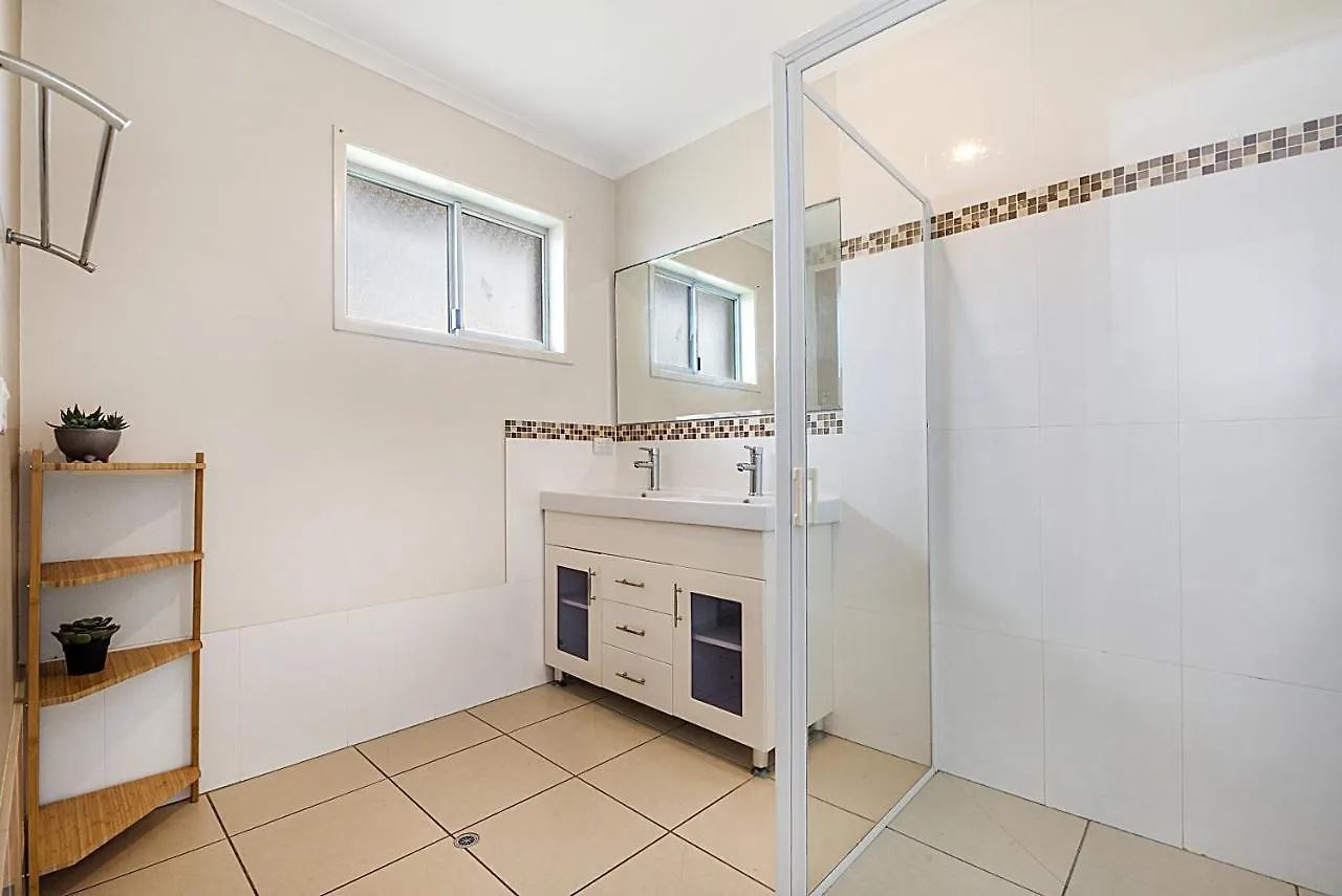 Spacious Family Beach House Caloundra 0*,